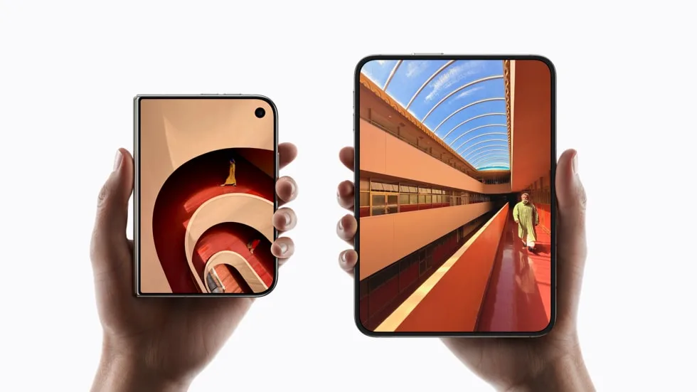 Photographie Apple montrant l’iPhone Duo ouvert et fermé, tenu en main